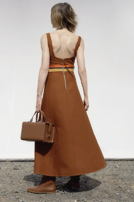 Handle bags for business meetings with professional, polished designs and compartments -Resort 21 Look 17